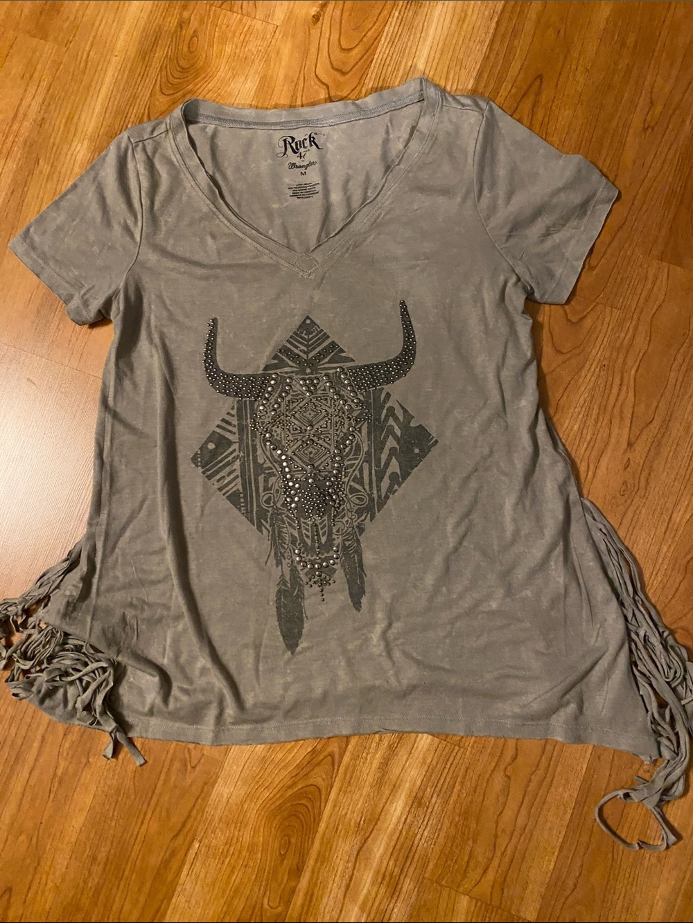 Rock & Republic Gray Short-Sleeve V-Neck Top with Embellished Bull Motif M